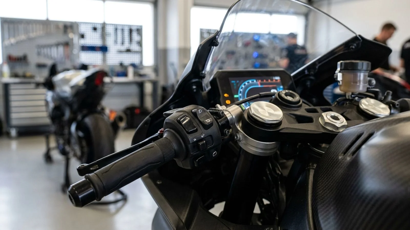 Comprendre les aides électroniques : ABS, anti-patinage, modes de conduite